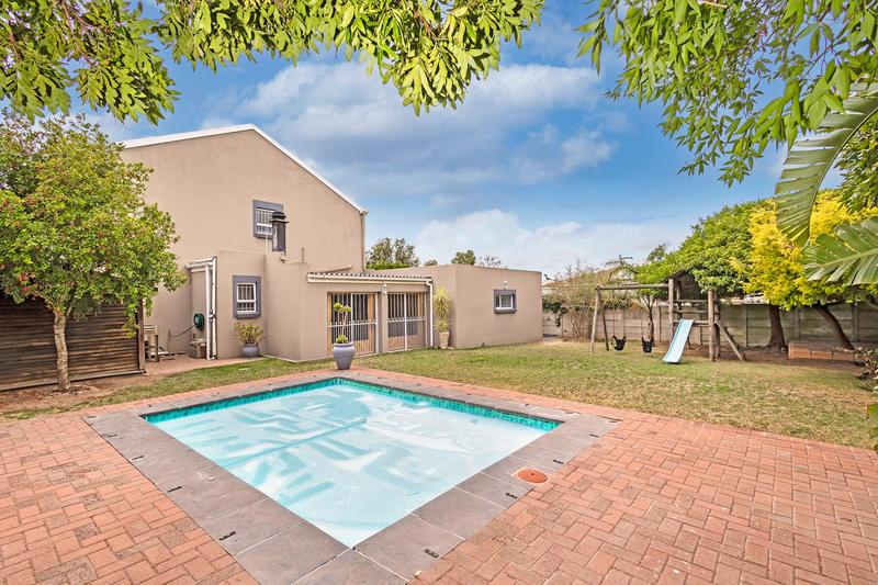 4 Bedroom Property for Sale in Uitzicht Western Cape